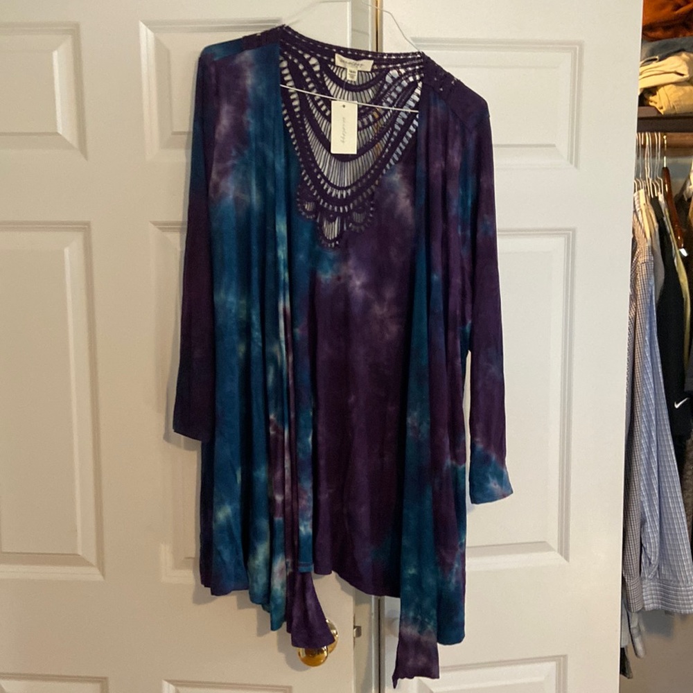 Brand new Women’s cardigan by aveology. Size 18/20